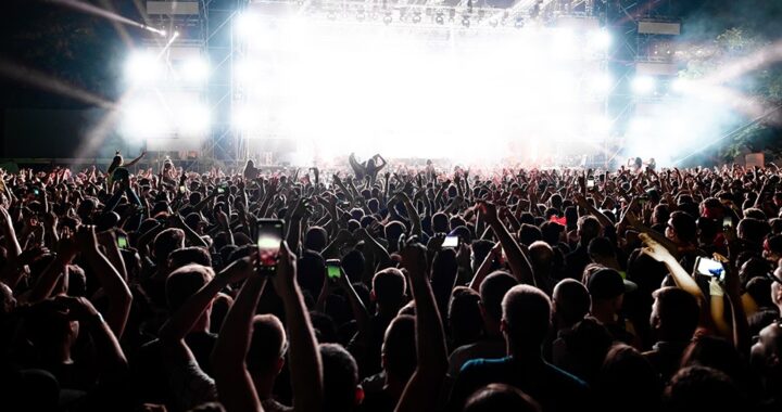 koncert-nicponi-na-jaros--awskim-rynku-----wiecz---auto-1749